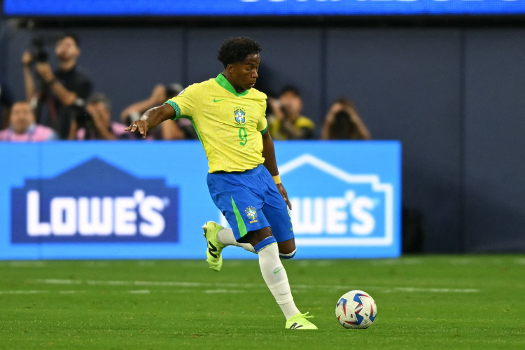 O atacante brasileiro nº 09 Endrick chuta a bola durante o grupo D do torneio Conmebol 2024 Copa América