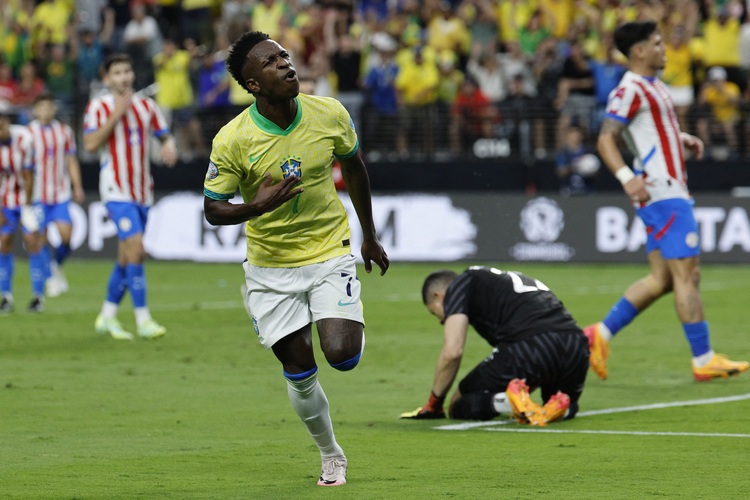 Vini Jr. foi o grande destaque do jogo, marcando dois gols