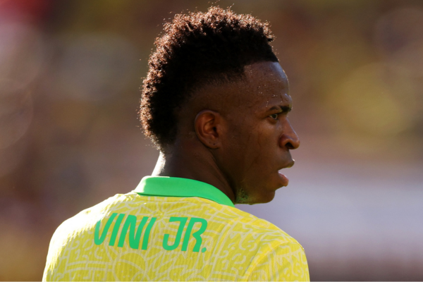 Vinicius Júnior não joga em Brasil x Uruguai, entenda o motivo. 
