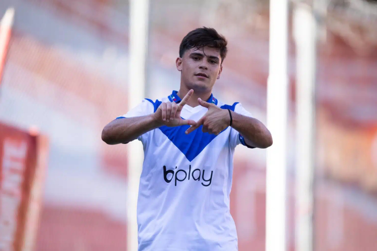 Lenny Lobato disputou 44 partidas pelo Vélez Sarsfield, marcando três gols e dando duas assistências