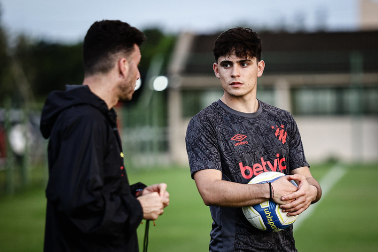 Mariano Soso e Lenny Lobato conversam durante treino do Sport