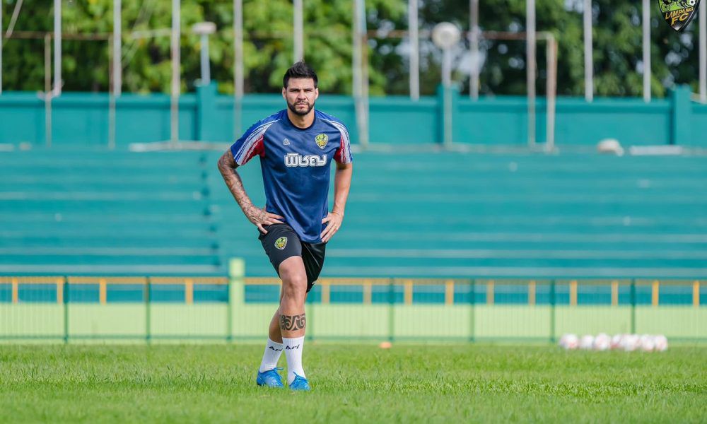 Léo Santos atuou pelas últimas duas temporadas no futebol da Tailândia