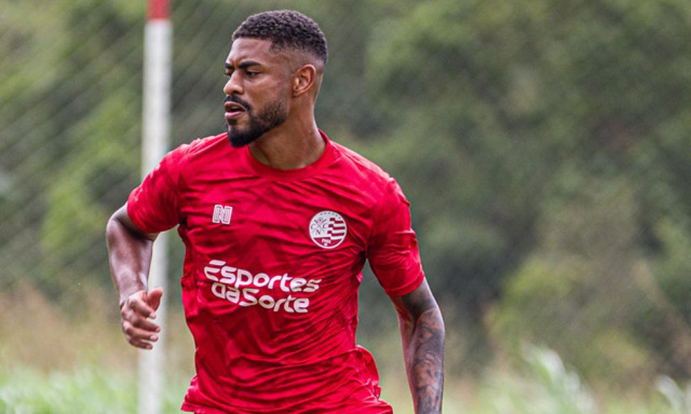 Jean Mangabeira vinha treinando com os demais companheiros antes da rescisão