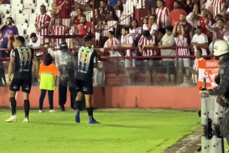 Torcedores atiraram objetos no gramado após o segundo gol do Athletic