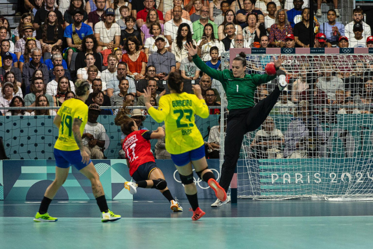 O Brasil nunca tinha vencido a Espanha em competições oficiais pelo handebol feminino