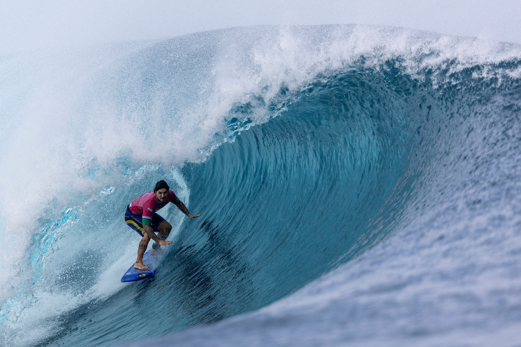 A brasileira Tatiana Weston-Webb entra no barril na 5ª bateria da 2ª rodada do surf feminino, durante os Jogos Olímpicos de Paris 2024, em Teahupo
