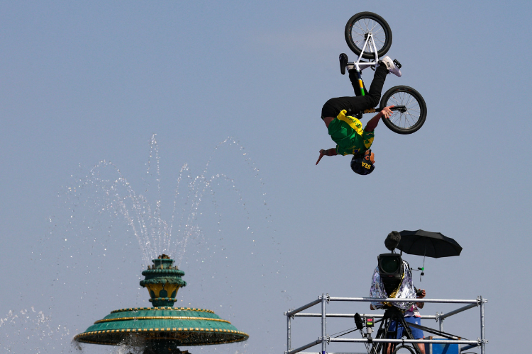 Gustavo Bala Loka tem 21 anos e compete na modalidade ciclismo BMX freestyle pelo Brasil 