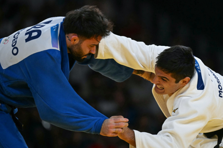 Brasileiro ganha as duas primeiras lutas, mas perde para espanhol nas quartas de final e terá sul-coreano pela frente para manter sonho de bronze
