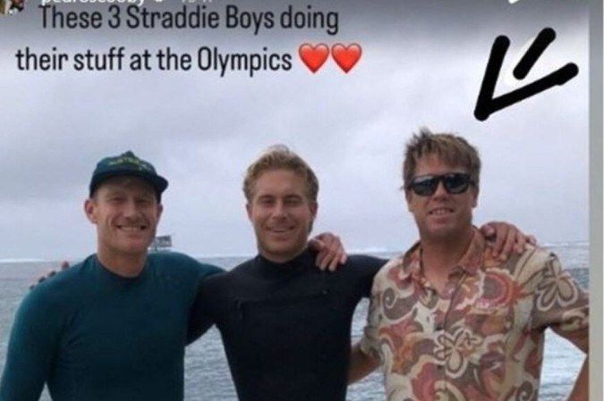O juiz Benjamin Lowe apareceu ao lado de dois surfistas australianos: o técnico Bede Durbidge e o surfista Ethan Ewing