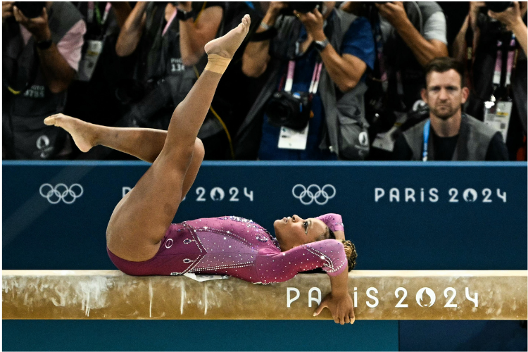 A brasileira Rebeca Andrade compete na trave da final geral feminina da ginástica artística durante os Jogos Olímpicos Paris 2024, na Arena Bercy, em Paris