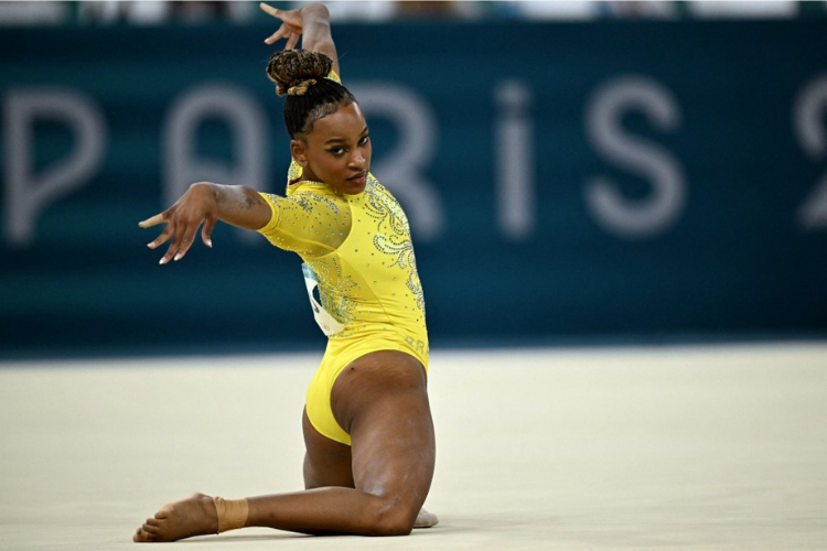 Rebeca Andrade no solo da ginástica artística