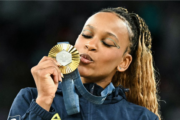A brasileira Rebeca Andrade comemora a conquista da medalha de ouro durante a cerimônia do pódio do evento de exercícios de solo feminino de ginástica artística dos Jogos Olímpicos Paris 2024, na Arena Bercy, em Paris