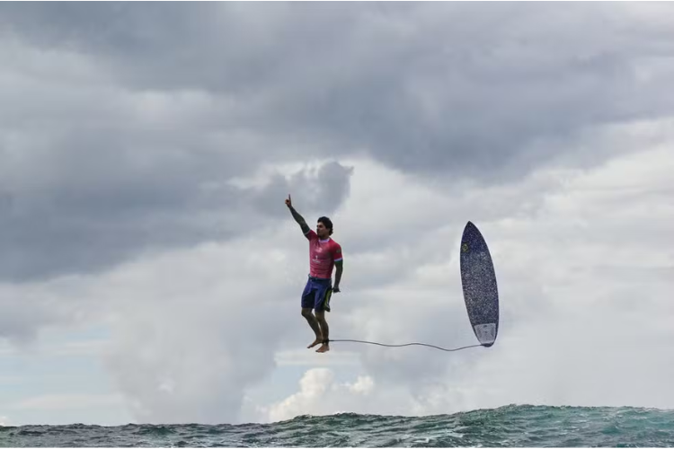 Gabriel Medina comemorando com o dedo para o alto após eliminar Kanoa Igarashi nas oitavas das Olimpíadas de Paris 2024