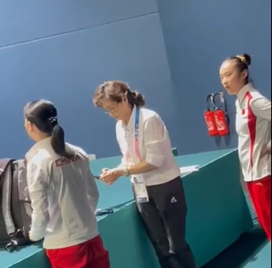 Árbitra chinesa é flagrada tirando foto da medalha de compatriota 
