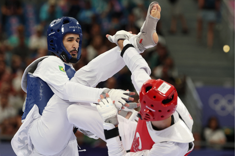 Edival Pontes (de azul) não conseguiu vencer o jordaniano (vermelho) e não avançou às quartas de final