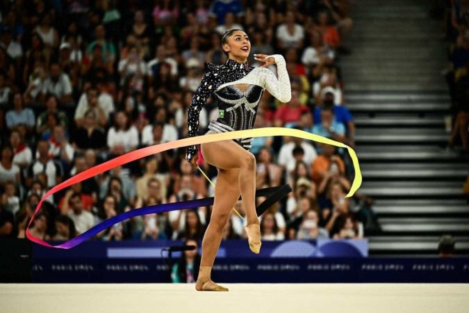 A brasileira Bárbara Domingos se apresenta com a fita ao competir na qualificação individual geral da ginástica rítmica durante os Jogos Olímpicos de Paris 2024, na Arena Porte de la Chapelle, em Paris, em 8 de agosto de 2024