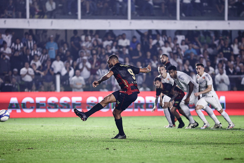 De pênalti, Coutinho marcou o gol de empate contra o Santos