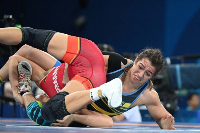 Giullia Penalber (de preto e azul) venceu a alemã Sandra Paruzewski na repescagem para disputar o bronze na luta livre feminina 