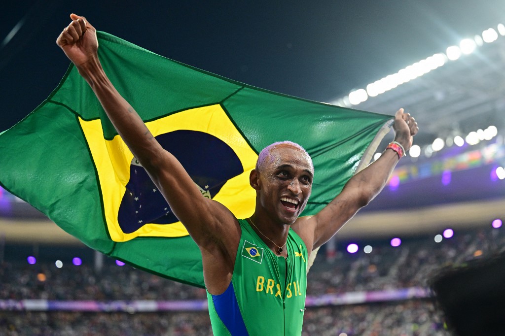 Piu voou na pista do Stade de France, com o tempo de 47s26, e colocará no peito a medalha de bronze dos 400m com barreiras