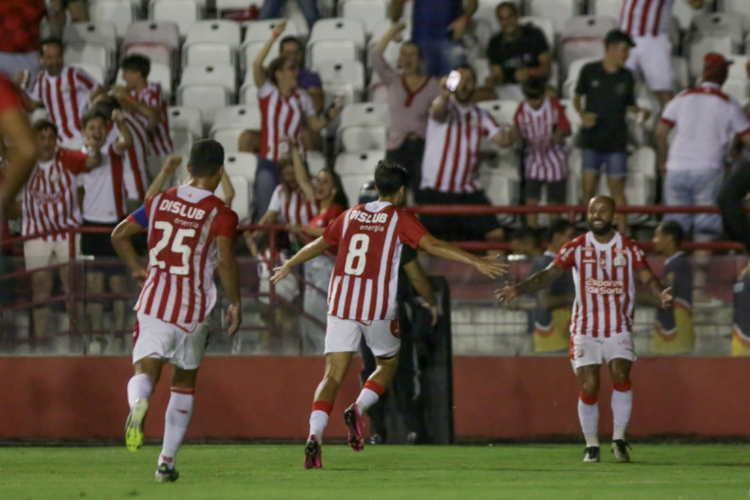 Náutico bate o líder Botafogo-PB, nos Aflitos