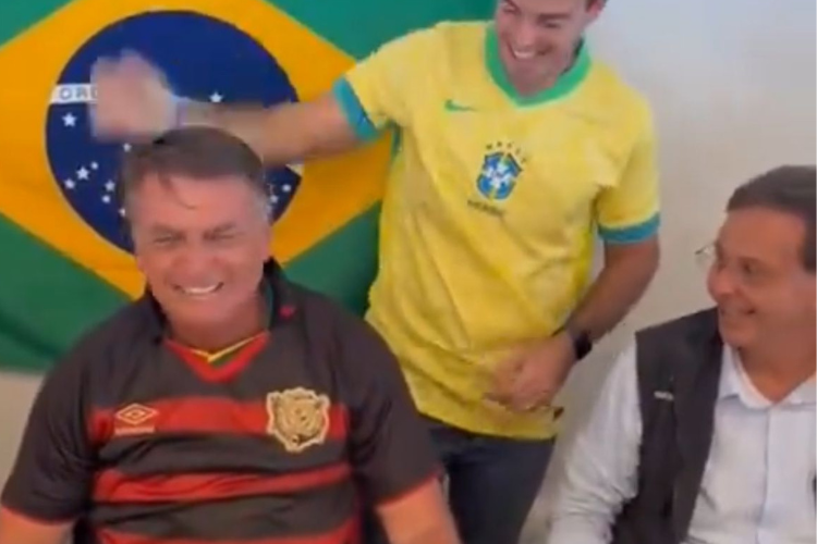 Ex-presidente Bolsonaro ganha camisa do Sport