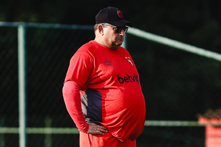 Guto Ferreira já passa a sentir a pressão no início do seu trabalho no Sport