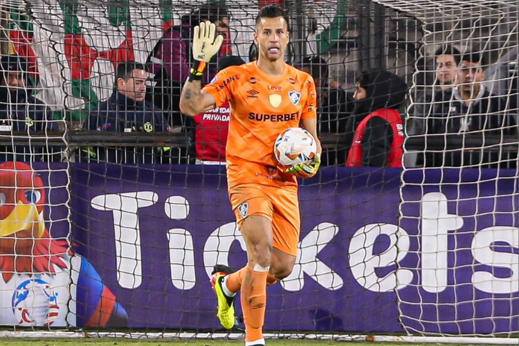 Fábio pega dois pênaltis e classifica Fluminense para próxima fase