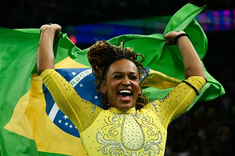 Rebeca Andrade se tornou a maior medalhista olímpica da história do Brasil, popularizando a ginástica artística no país 