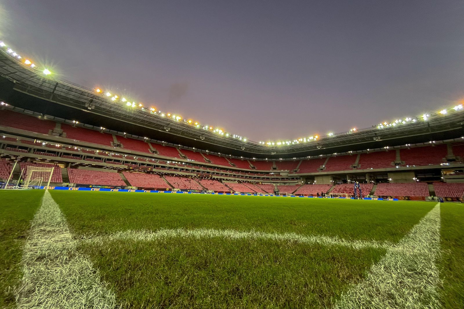 Retrô e Brasilense duelam na Arena de Pernambuco