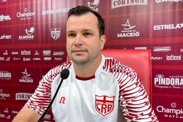 O técnico Daniel Paulista segue no CRB