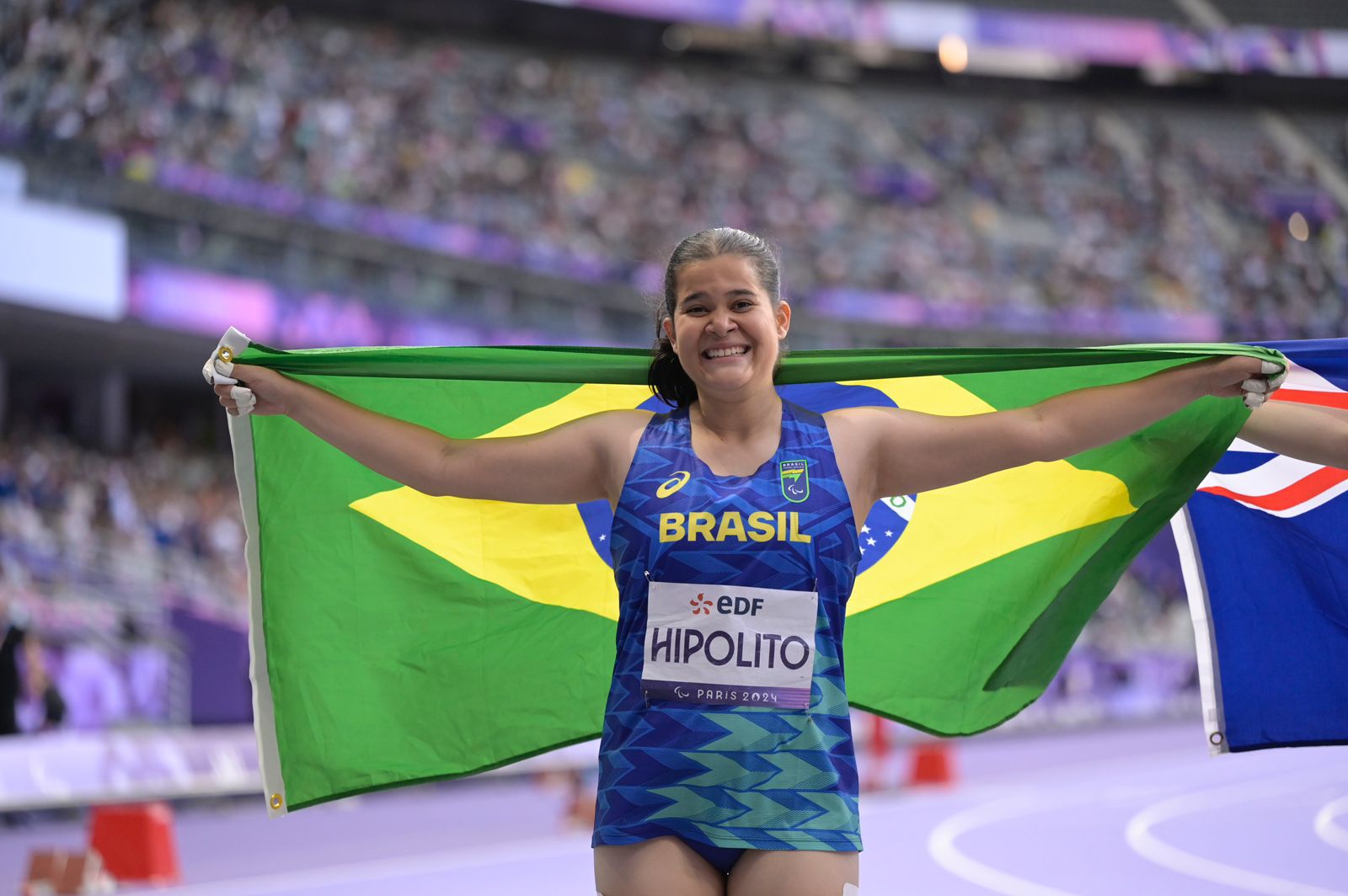 Verônica Hipólito comemora bronze em Paris