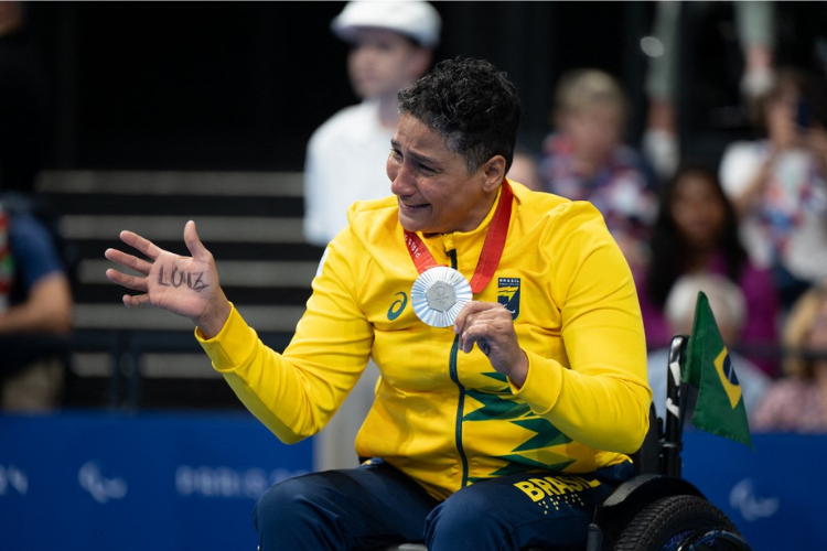 
A brasileira Patrícia Pereira dos Santos, medalhista de prata, agradece ao seu treinador, Luiz Candido, após competir nos 100m livres femininos S7 da natação
