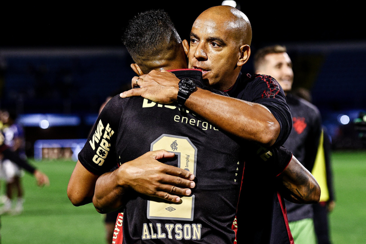 Treinador celebra vitória do Sport contra o Avaí