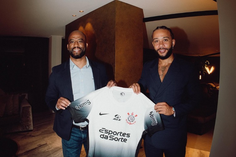 Depay com a camisa do Corinthians
