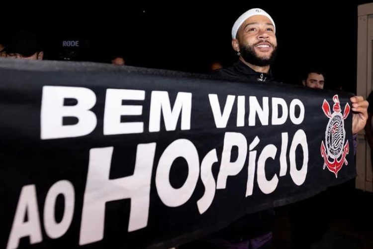 O novo reforço do Corinthians desembarcou, onde centenas de torcedores o aguardavam