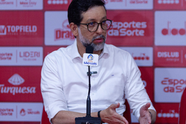 Bruno Becker fala sobre nome de Hélio dos Anjos