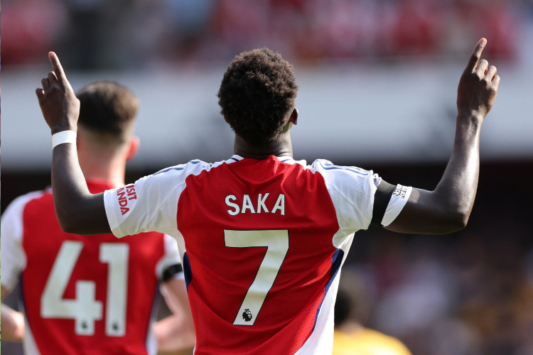Arsenal tem retorno do atacante Saka para a estreia