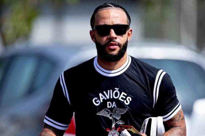 Memphis Depay levou os corintianos à loucura ao chegar na concentração trajado como torcedor
