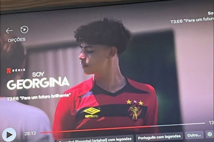 Cristiano Junior com a camisa do Leão da Ilha