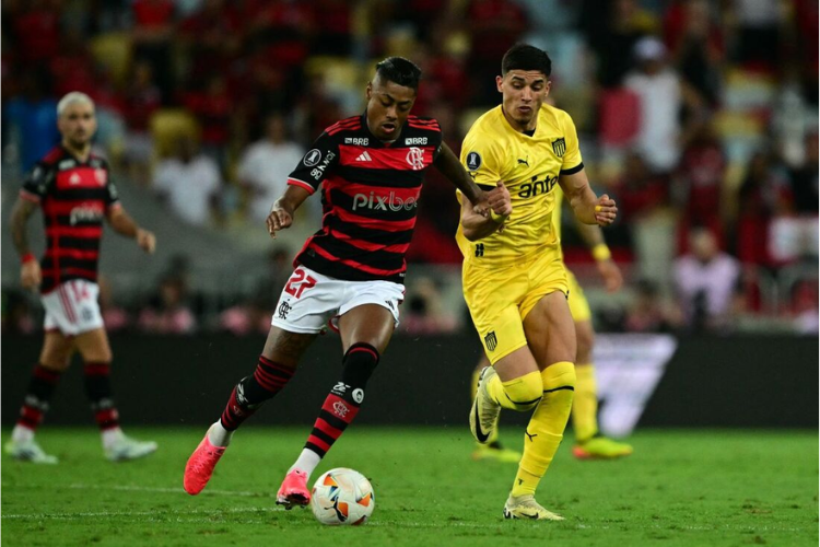 O Flamengo perdeu o primeiro jogo por 1 x 0 no Maracanã