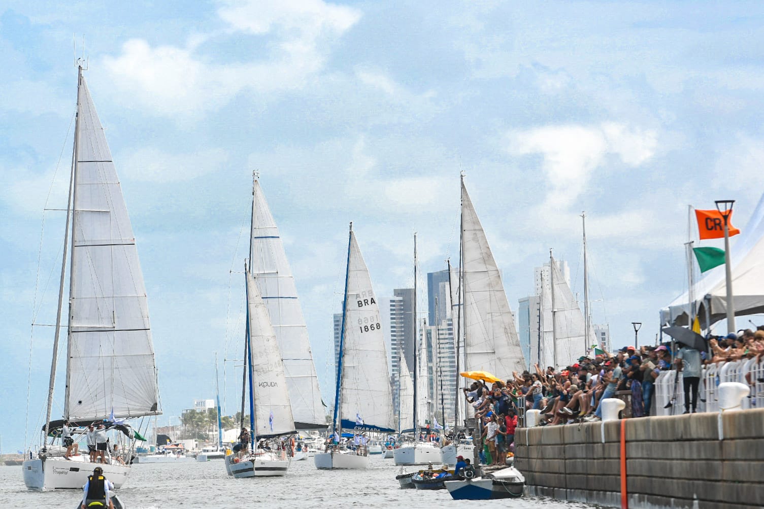 Barcos iniciaram regata com partida no Marco Zero  