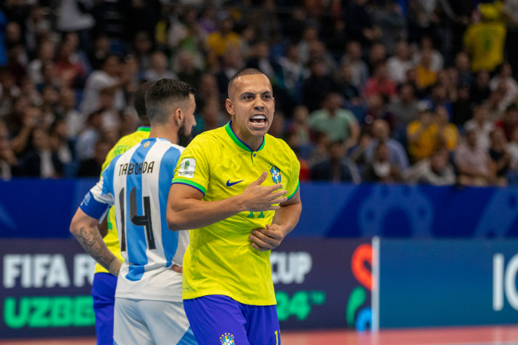 Brasil sobrevive pressão da Argentina no fim e é hexa na Copa do Mundo de Futsal