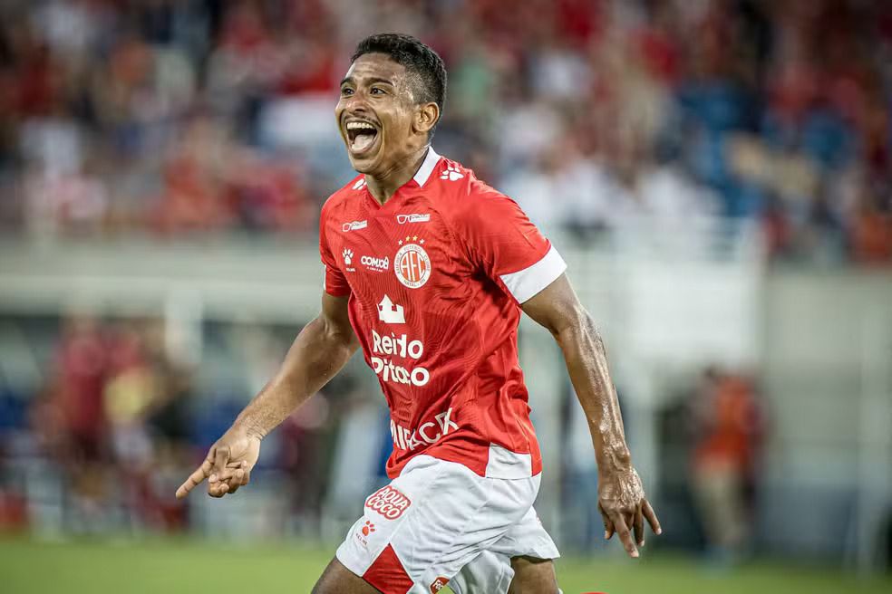 Lateral-direito Marcos Ytalo trabalhou a última temporada inteira ao lado de Marquinhos Santos