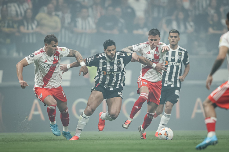Deyverson marcou 2 gols e Paulinho 1, na primeira etapa da semifinal da Libertadores