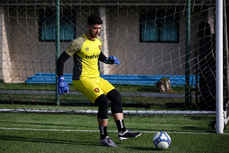Com acesso encaminhado, goleiro do Sport evita contas