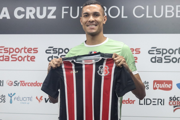 Matheus Vinicius foi apresentado na sala de imprensa do Arruda