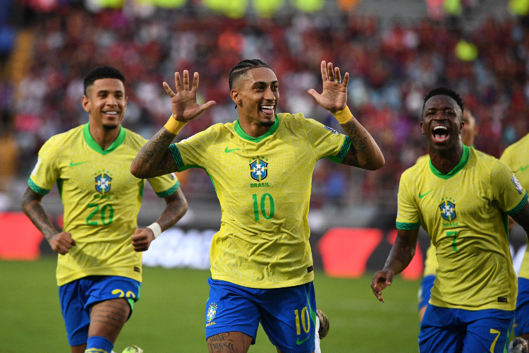 Raphinha tem três gols nos últimos três jogos pela seleção