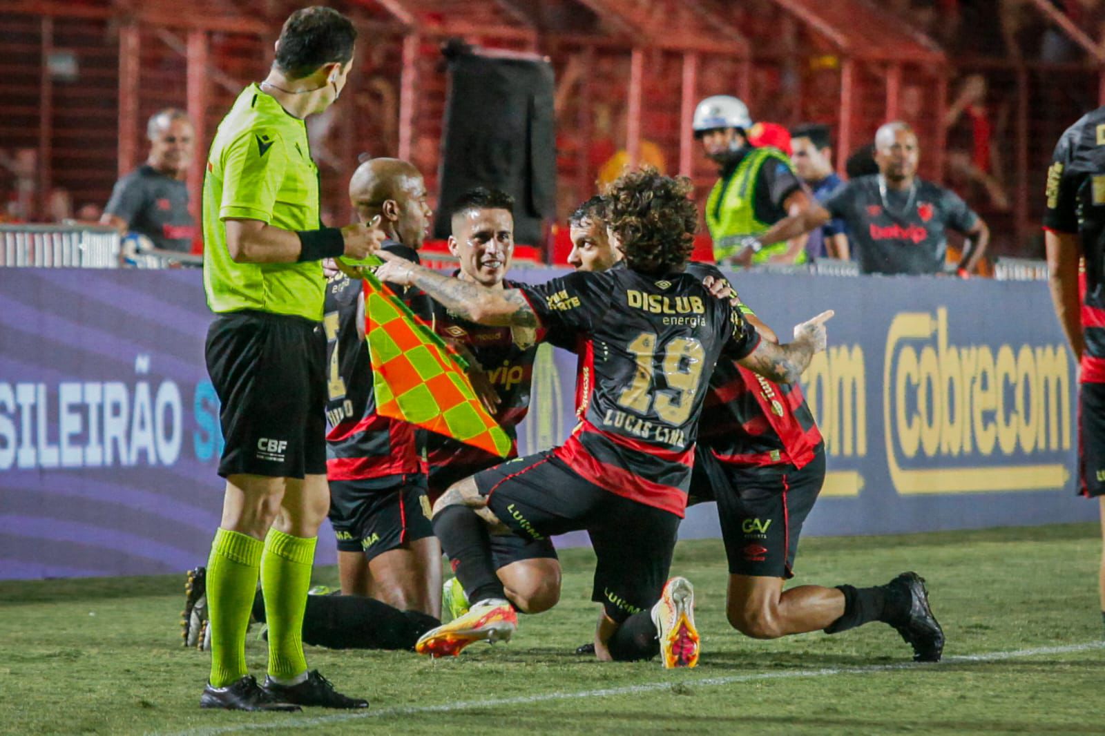 Sport conta com tropeço dos rivais e garante acesso para a Série A