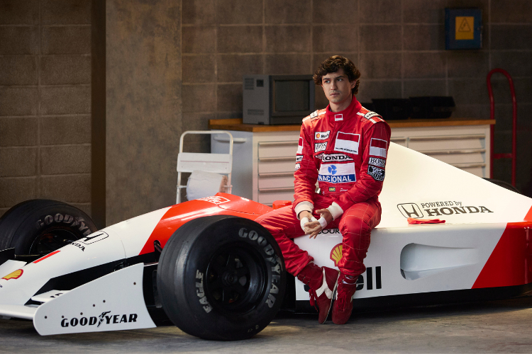 O carioca Gabriel Leone vive Ayrton Senna na obra de seis episódios, produzida pela Netflix