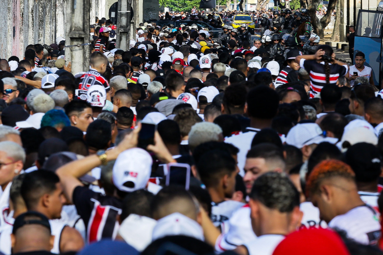 Torcida do Santa Cruz sofre com inúmeros problemas no Arruda